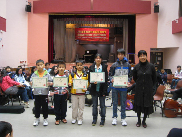 獲獎的小提琴學員與老師合照